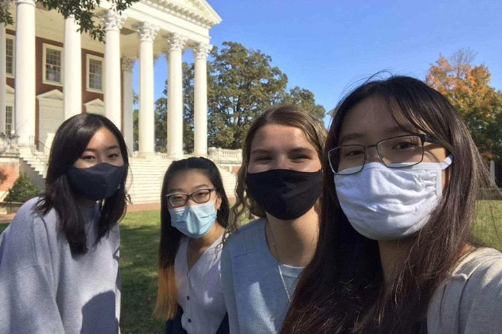 Nursing SNAV students picnicing on the UVA Lawn